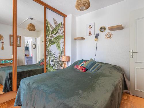 une chambre avec un lit et un grand miroir dans l'établissement Apartment Les Mimosas Bleus-5 by Interhome, à Bormes-les-Mimosas