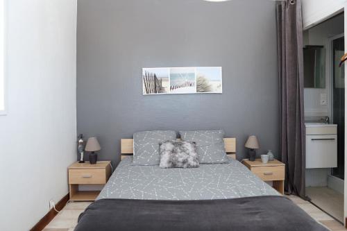 une chambre avec un lit et deux tables de nuit dans l'établissement Ty Kerescar, à Plouarzel