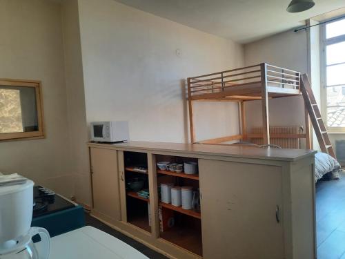 Zimmer mit Theke und Mikrowelle in der Unterkunft Crest centre Studio in Crest