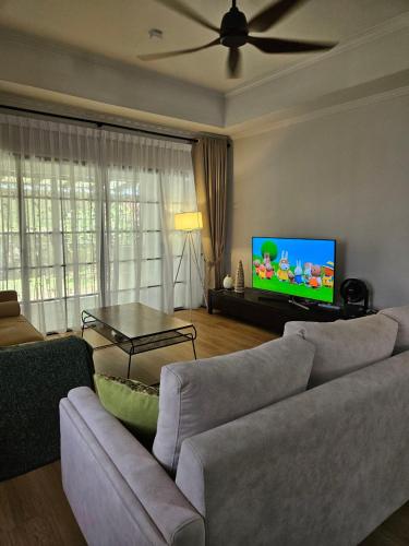 TV a/nebo společenská místnost v ubytování Yenni Villa at Country Villas, Country Heights