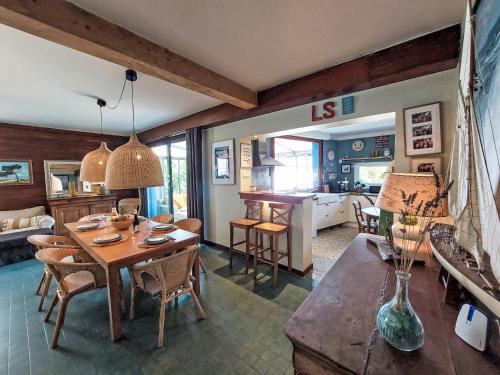 une cuisine et un salon avec une table et des chaises dans l'établissement Holiday Home Villa Salut l'Artiste by Interhome, à Les Sables-dʼOlonne