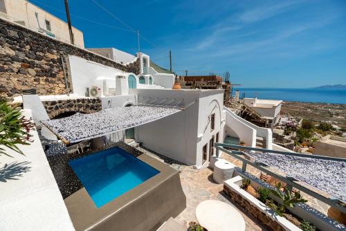 Blue Vine Villa Pool Breakfast