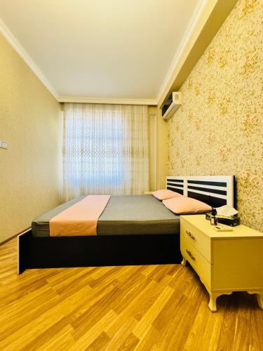 una camera da letto con un letto e una scrivania di Panoramic Apartment a Baku