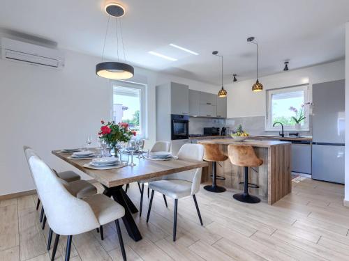 Η κουζίνα ή μικρή κουζίνα στο Holiday Home Villa Fortuna by Interhome