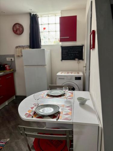 - une petite cuisine avec une table et des verres dans l'établissement Maison à la campagne Les quatre vents, à Saint-Martin-dʼAbbat