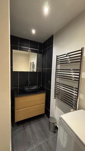 une salle de bain avec un lavabo et un miroir dans l'établissement Charmant 2P à Paris, rue Rodier - Proche de l'Opéra Garnier, à Paris