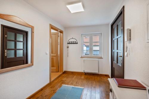 an empty hallway with a door and a window at Ferienwohnung Kolibri in Naumburg