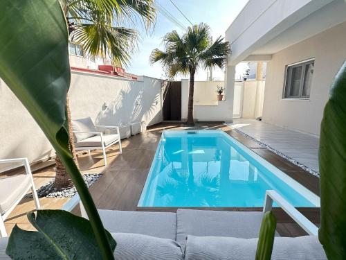 una piscina en el patio trasero de una casa en Villetta Kennedy, en Ispica