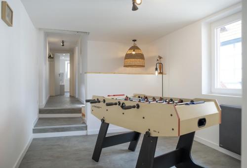 - un baby-foot dans une pièce avec escalier dans l'établissement La Station Paisible - Maison proche Gare, à Brumath