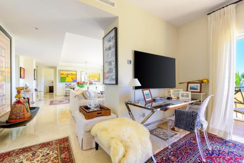 Elviria Hills Penthouse - Idyllic Golf & Sea View Oasis in Marbella
