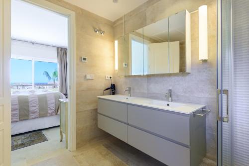 Elviria Hills Penthouse - Idyllic Golf & Sea View Oasis in Marbella