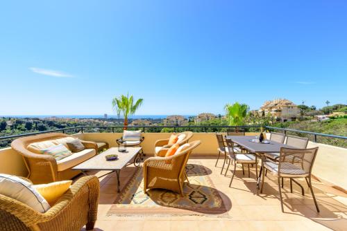 Elviria Hills Penthouse - Idyllic Golf & Sea View Oasis in Marbella