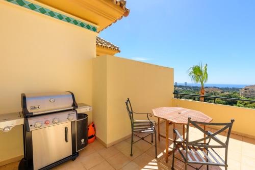 Elviria Hills Penthouse - Idyllic Golf & Sea View Oasis in Marbella