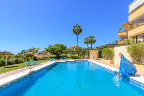 Elviria Hills Penthouse - Idyllic Golf & Sea View Oasis in Marbella