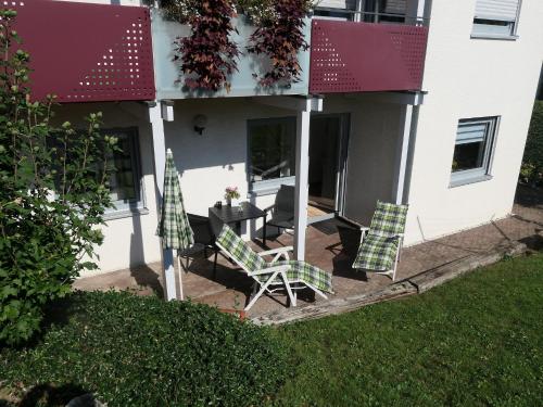 a house with two chairs and a table on a patio at Ferienwohnung Schneckenhaus in Ofterdingen