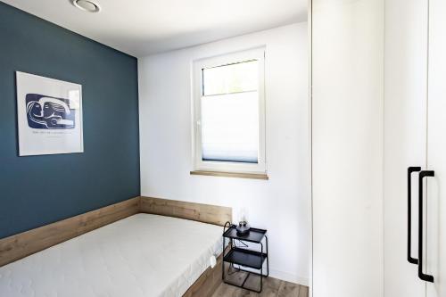 Postel nebo postele na pokoji v ubytování Camping skansen Zdbice - domek letniskowy 2
