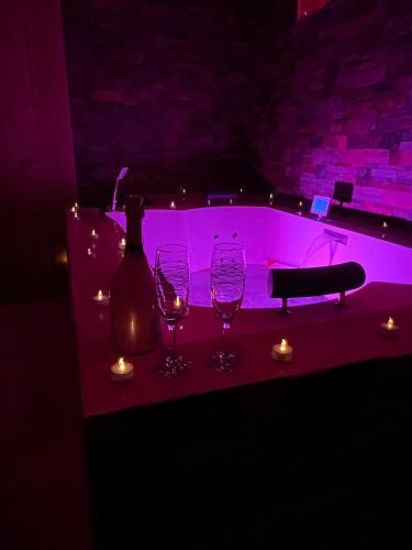 - une table avec des verres à vin et une bouteille dans l'établissement Nature et Jacuzzi privatif, à Faverolles