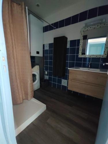 a bathroom with a toilet and a sink and a mirror at Confort & calme à Bruay afin d'explorer le Nord in Bruay-la-Buissiere