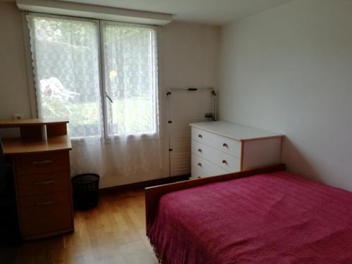 une chambre avec un lit, une commode et une fenêtre dans l'établissement Studio 20m2, à La Celle-sous-Gouzon