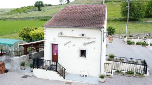 a small white house with a red roof at Gîte La Lieutenance in Saint-Pourçain-sur-Sioule