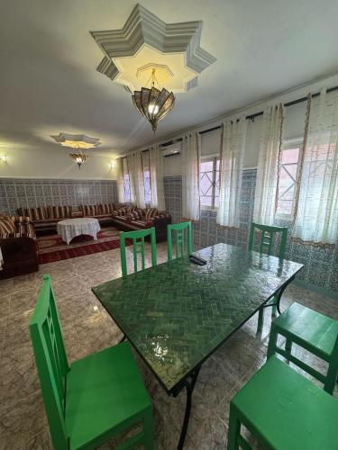 Posezení v ubytování 5 min Aéroport Appartement avec Terrasse et Grand Appartement
