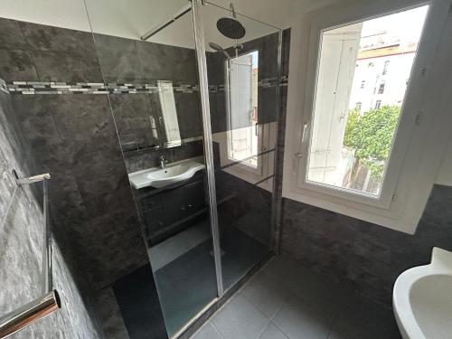 une salle de bain avec douche et lavabo dans l'établissement Chez Thibaud, à Frontignan