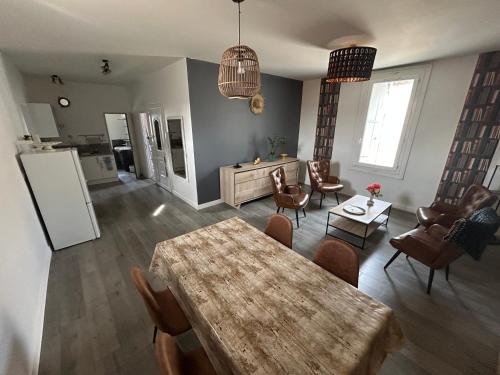 un salon avec une table et des chaises dans l'établissement Chez Thibaud, à Frontignan