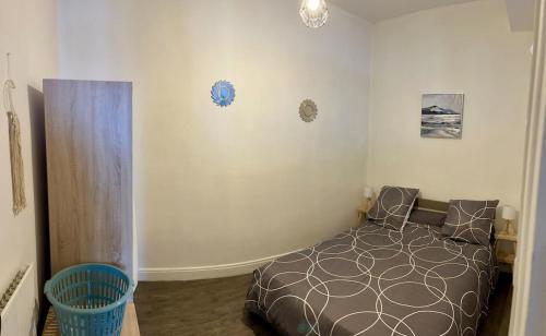 une chambre avec un lit dans le coin d'une pièce dans l'établissement La Halte, Proche-gare, cosy, Spacieux, à Issoudun