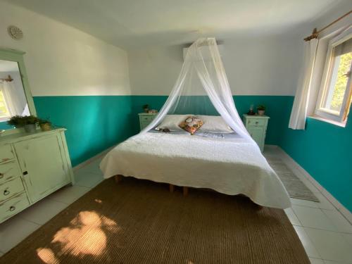 un dormitorio con una cama con mosquitera en Back to Basic, en Horváthertelend