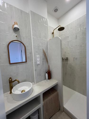 une salle de bain avec un lavabo, un miroir et une douche dans l'établissement New and air-conditioned cocoon, à Marseille