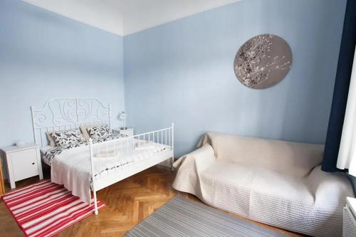 una camera da letto con culla, letto e sedia di Stradivari a Budapest