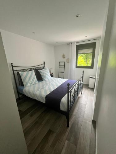 une chambre avec un lit et une fenêtre dans l'établissement Station House - Maison entre Disneyland et Paris, à Roissy-en-Brie