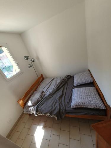 une petite chambre avec un lit dans le coin dans l'établissement 3 pièces au calme Terrasses Piscine et Tennis Garage, à Cagnes-sur-Mer