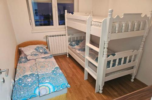 a room with two bunk beds and a bed at Stan na dan, Istocno Sarajevo, 2 spavace sobe in Vranješ
