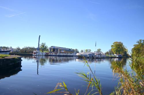 - une vue sur une rivière avec des bateaux dans l'établissement Appartements Marina Niderviller, à Niderviller