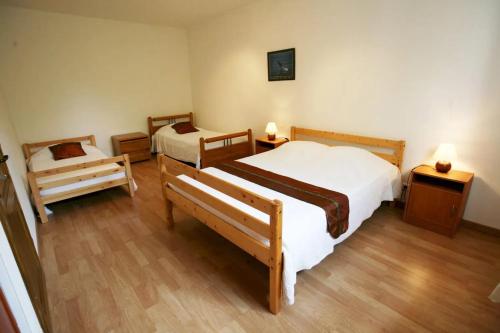 - une chambre avec 2 lits, 2 tables et 2 lampes dans l'établissement Bel appartement à Pietracorbara avec piscine, à Pietracorbara