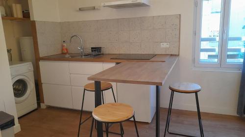 une cuisine avec un comptoir avec des tabourets et un évier dans l'établissement Studio 3 people Maritime Museum La Rochelle, à La Rochelle