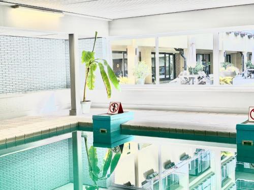 ミッデルケルケにあるDigue de Westende, studio avec coin nuit, piscine, vue mer et plage fantastiqueのプール付きの家とプール付きの家visorvisor