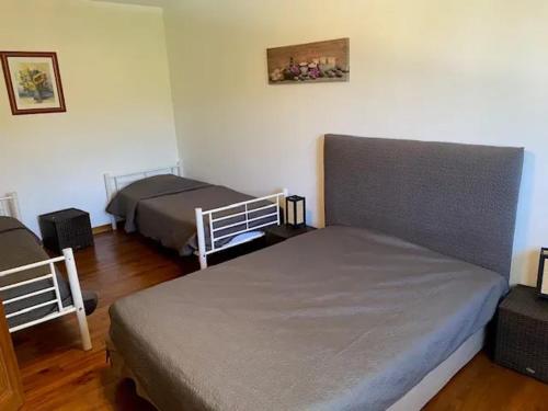 une chambre avec deux lits dans une pièce dans l'établissement Appartement familial à Pietracorbara avec piscine, à Pietracorbara