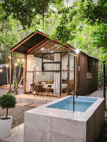 una pequeña casa con piscina en el patio en Green Shelter, en Tena