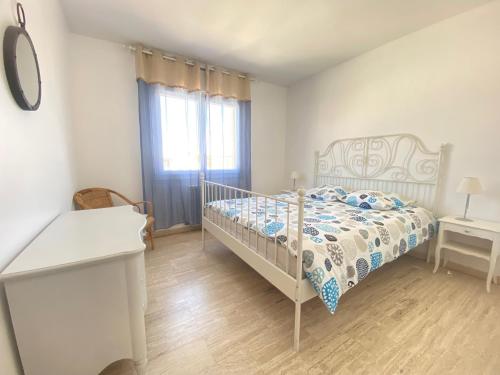 une chambre blanche avec un lit et une fenêtre dans l'établissement T3 plein centre de Sanary, à Sanary-sur-Mer