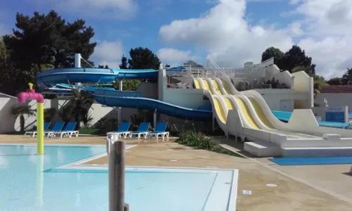 un toboggan aquatique dans un parc aquatique dans l'établissement Bungalow accueillant à Saint-Jean-de-Monts avec piscine, à Saint-Jean-de-Monts