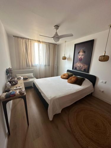 une chambre avec un grand lit et une table dans l'établissement Appartement T2 centre ville, à Saint-Raphaël