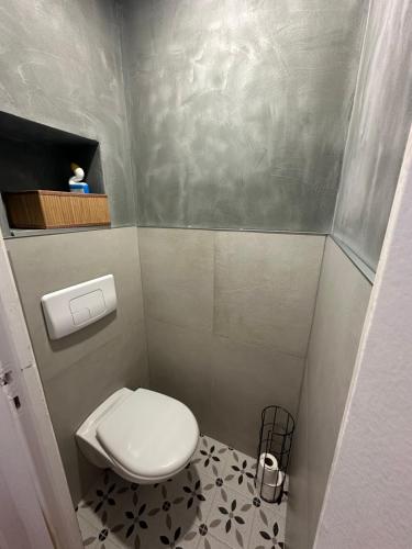 Elle comprend une petite salle de bains pourvue de toilettes et de carrelage. dans l'établissement Appartement T2 centre ville, à Saint-Raphaël