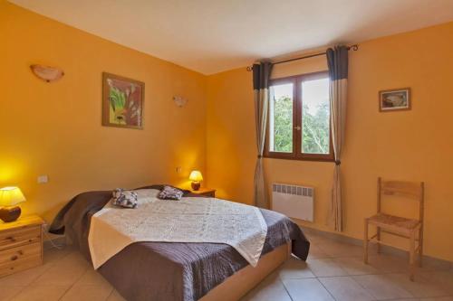 une chambre avec un lit et une fenêtre dans l'établissement Maison familiale avec piscine à Pietracorbara, à Pietracorbara