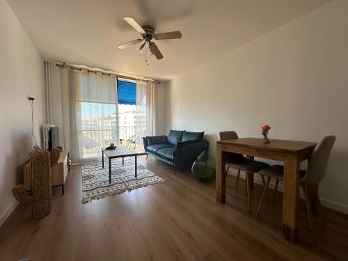 un salon avec un canapé et une table dans l'établissement Appartement T2 centre ville, à Saint-Raphaël