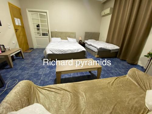 Postel nebo postele na pokoji v ubytování Richard Pyramids inn hotel