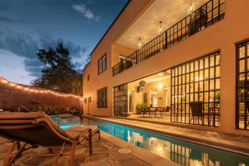 an exterior view of a house with a swimming pool at Casa Feliz Jacuzzis Alberca Gimnacio Vapor PingPong Billar Cuarto de Video in San Miguel de Allende
