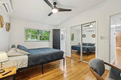 a bedroom with a bed and a mirror at 3BR Orlando Stay Save 16 Pet-Friendly Fun in Orlando