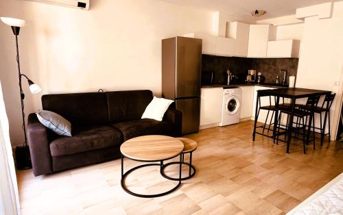 un salon avec un canapé et une table dans l'établissement Studio spacieux avec terrasse, à 150m de la plage, à Antibes
